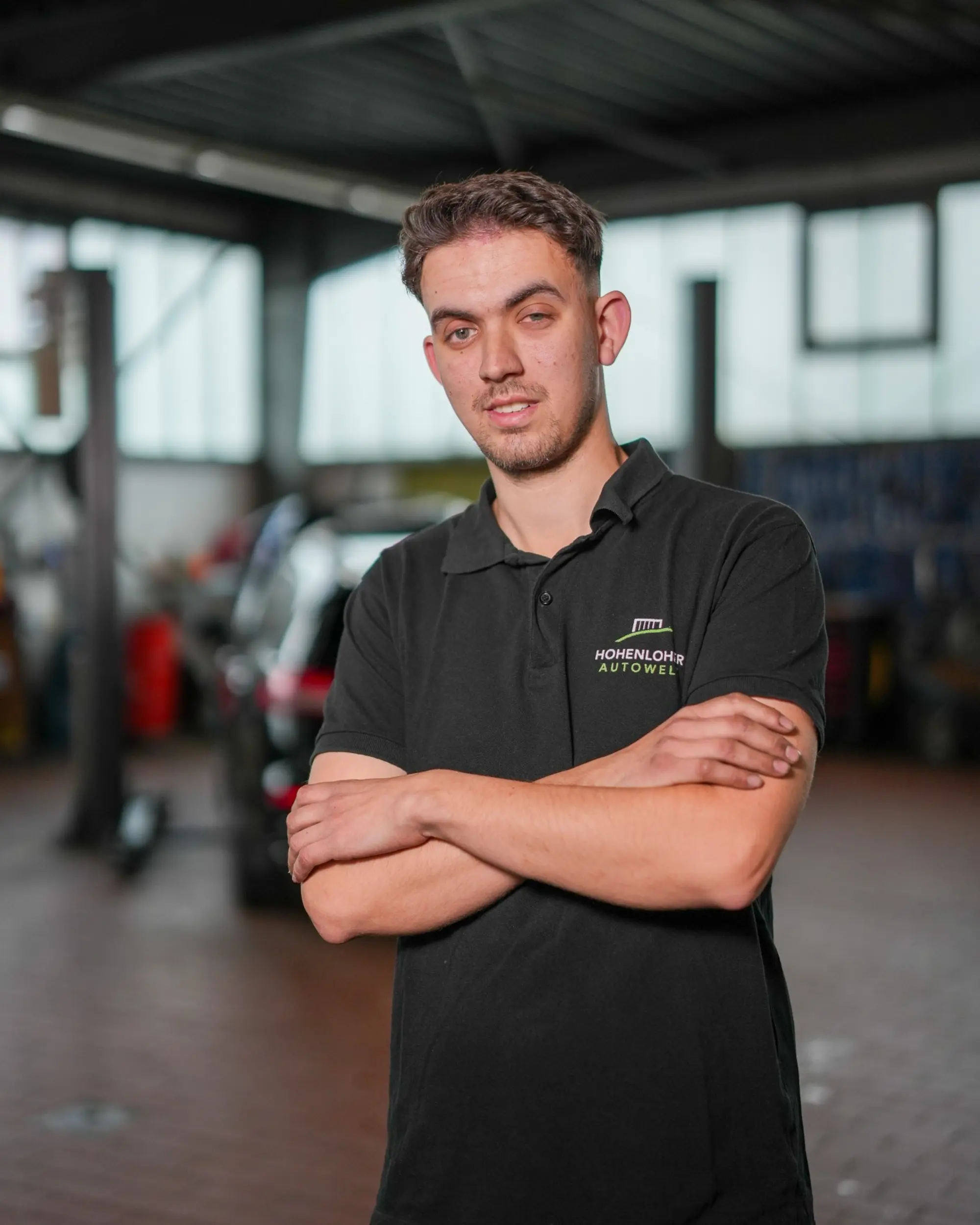 Eine Person in Hohenloher Autowelt Werkstatt